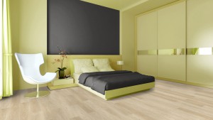 Schlafzimmer mit hellem Boden und grüner Wand