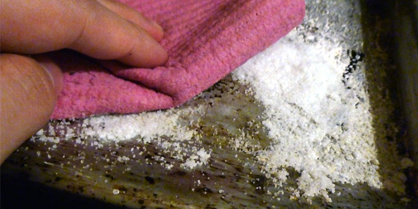 Salzkruste entfernen und Ofen auswischen