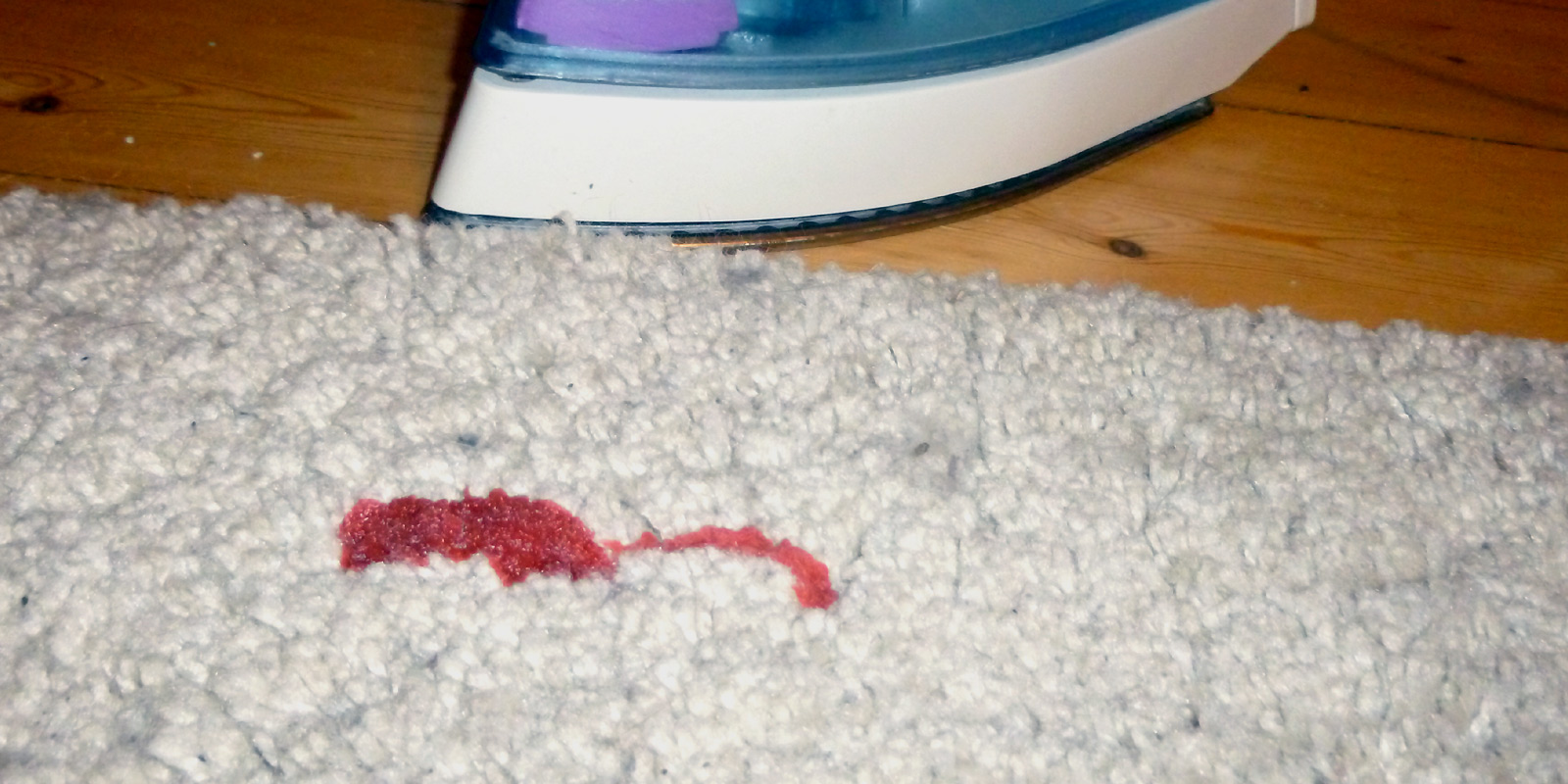 Wachsflecken aus dem Teppich bügeln
