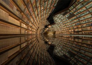 Schwarzer Spiegelboden und gewölbten Regale lassen einen chinesischen Buchladen wie ein Tunnel von Büchern aussehen.