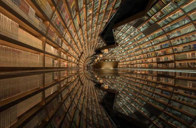 Schwarzer Spiegelboden und gewölbten Regale lassen einen chinesischen Buchladen wie ein Tunnel von Büchern aussehen.